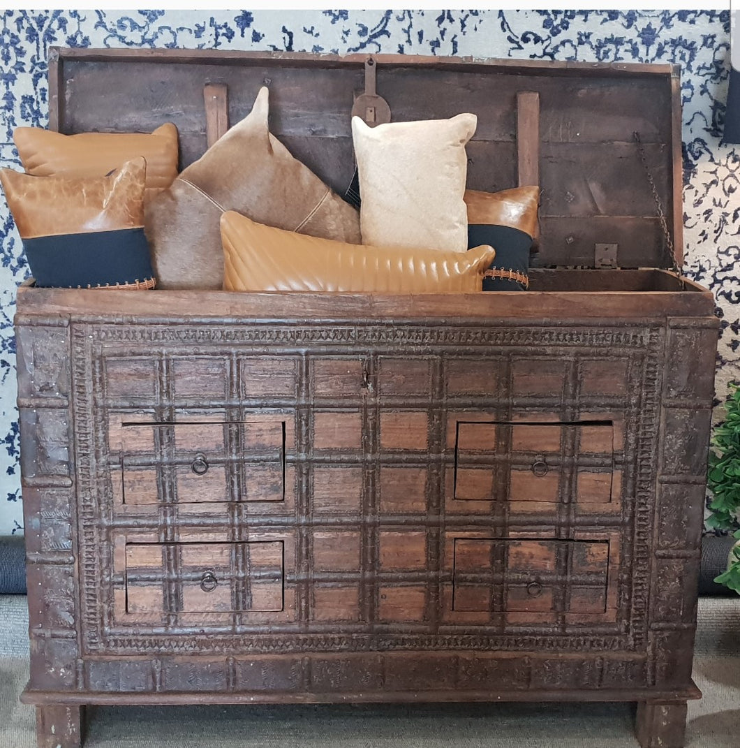 Manta Antique Chest